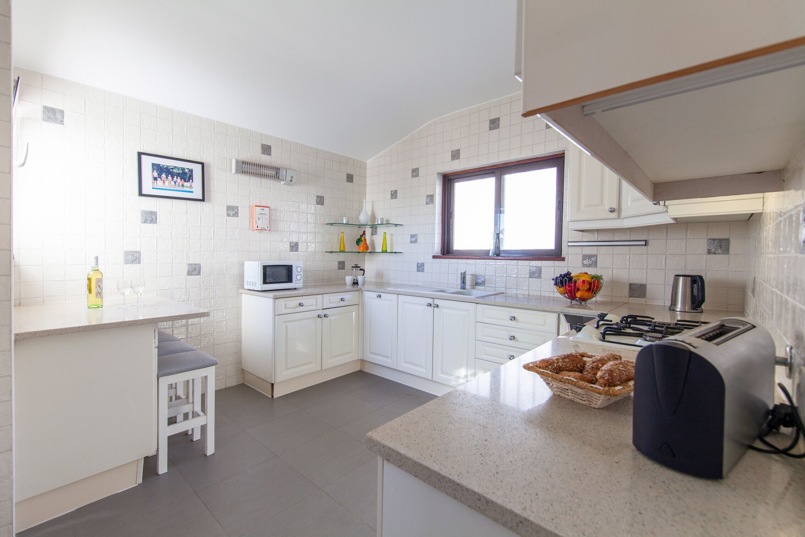 Geladeira, micro-ondas, fogão, lava-louças