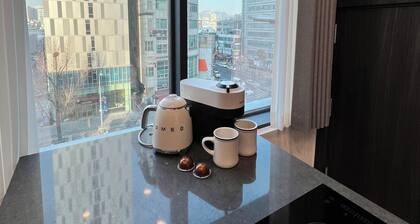 1-Minute walk to the metro&bus station, and biggest public market in Seoul!