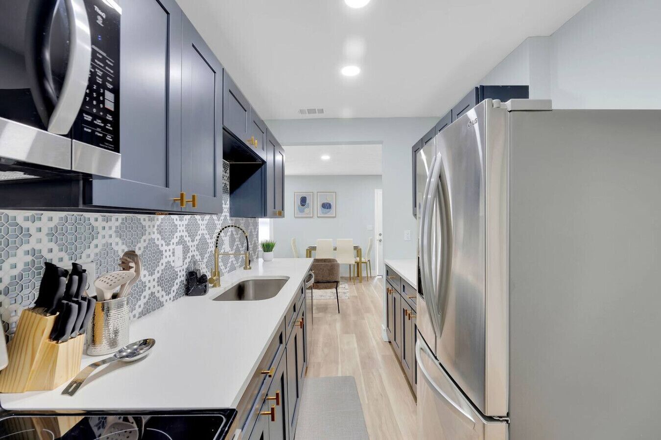 Refrigerador, microondas, horno y parrilla de estufa 