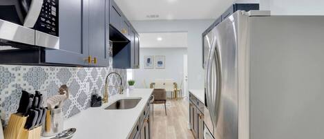 Refrigerador, microondas, horno y parrilla de estufa