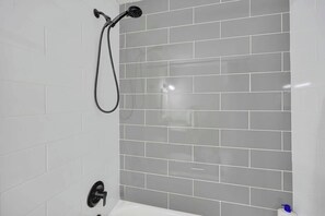 Dusche, Haartrockner, Handtücher, Shampoo