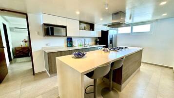 Een koelkast, een magnetron, een oven, een kookplaat