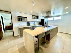 Réfrigérateur, four à micro-ondes, un four, surface de cuisson