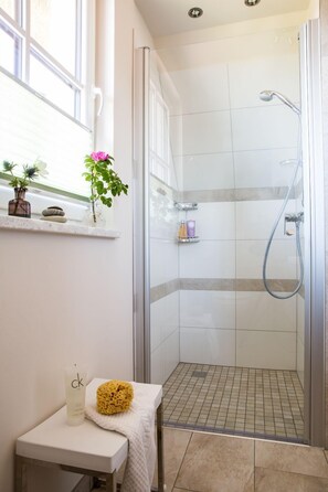 Dusche, Haartrockner, Handtücher