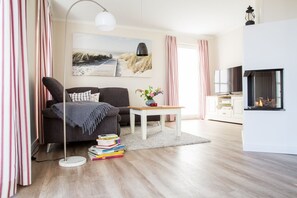 Fernseher, Kamin, Stereoanlage