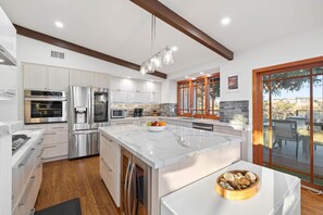 Køleskab, mikrobølgeovn, ovn, kogeplade