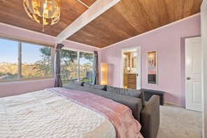 4 habitaciones, escritorio y tabla de planchar con plancha 