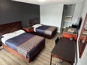 Combined shower/tub, towels, soap, toilet paper - Reed Motel (Nashville)