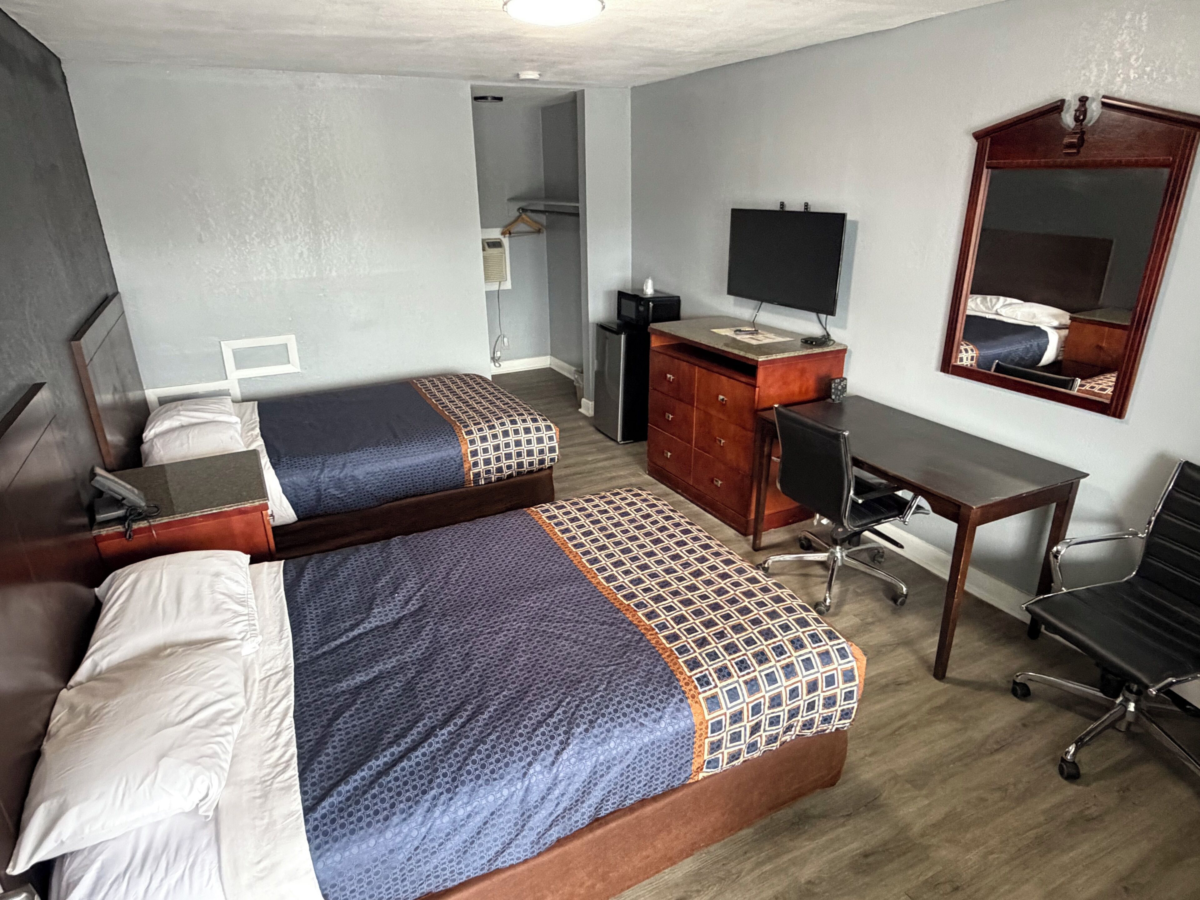 Quarto casal clássico, 2 camas Queen, para não fumantes | Escrivaninha, espaço de trabalho para notebook, Wi-Fi de cortesia