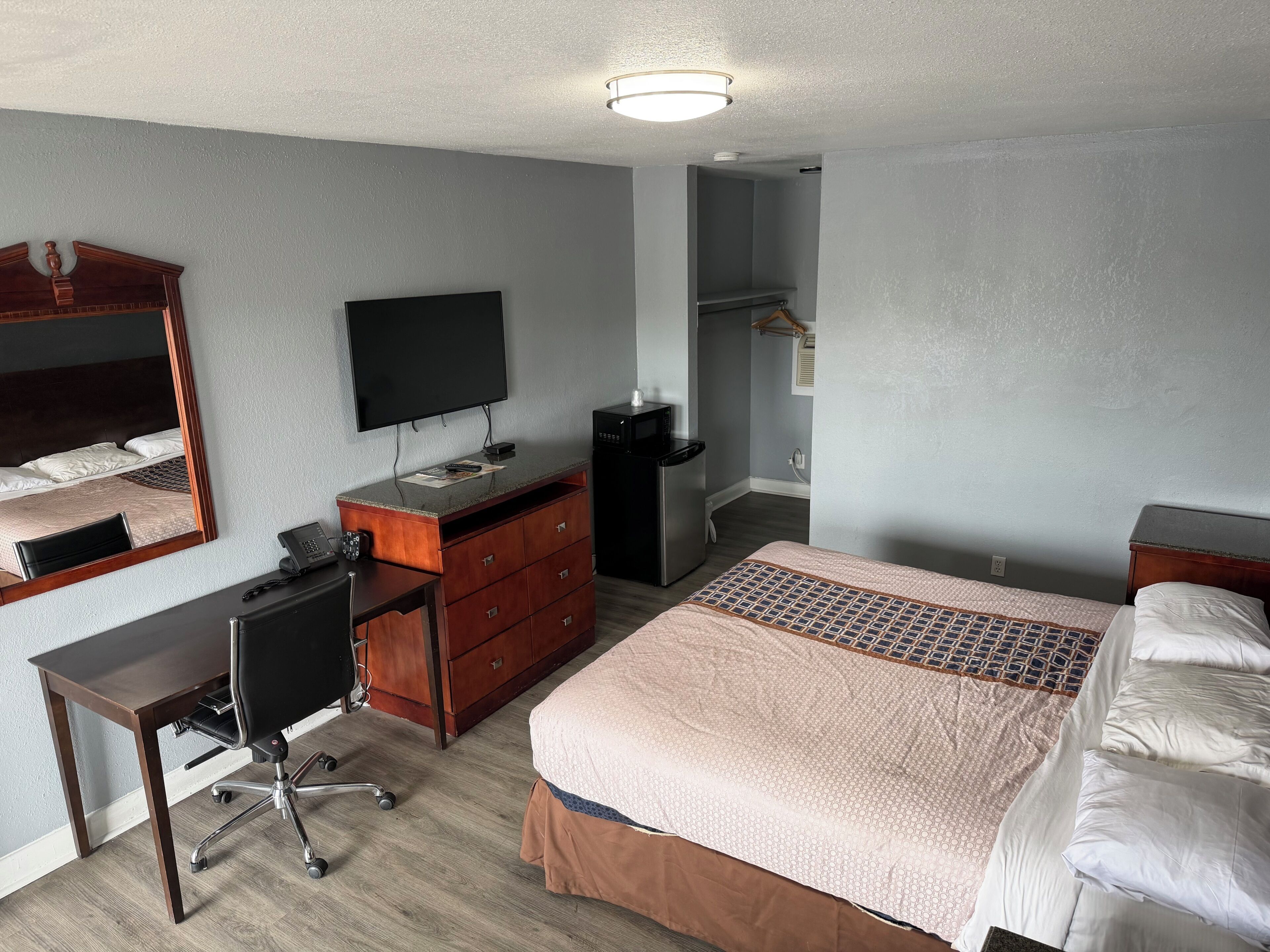 Quarto solteiro, 1 cama King, para não fumantes | Escrivaninha, espaço de trabalho para notebook, Wi-Fi de cortesia