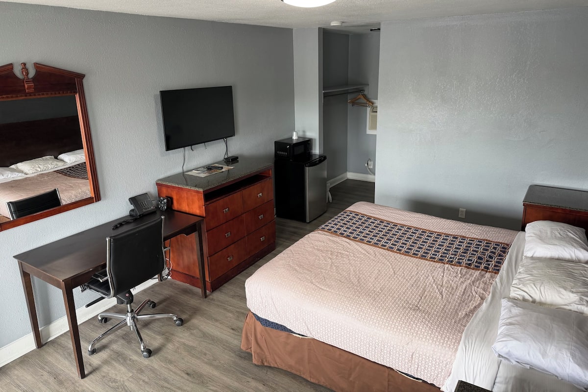 Single Room, 1 King Bed, Non Smoking | Desk, laptop workspace, free WiFi