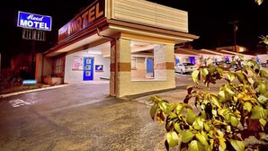 Een motel met een bord waarop 'Reed Motel' staat en een entreebord.