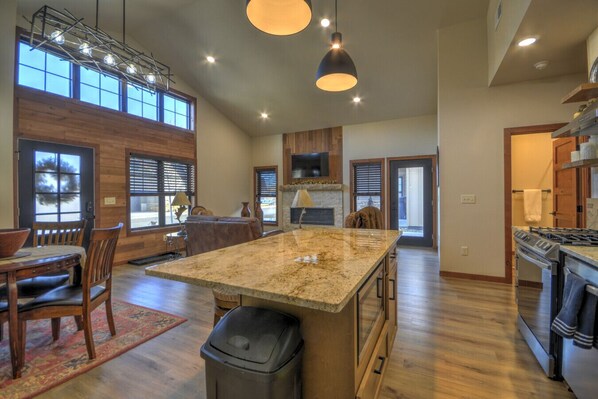 ثلاجة، ميكروويف، فرن، موقد طهي مسطح