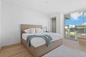 3 bedrooms, desk, iron/ironing board, travel crib