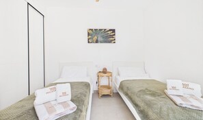 3 bedrooms, iron/ironing board, free WiFi, bed sheets - Modern Three-Bedroom Villa in Dolores de Pacheco (Dolores)