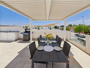 Outdoor dining - Modern Three-Bedroom Villa in Dolores de Pacheco (Dolores)