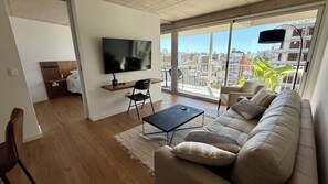 TV - Urban Bliss Stay - Minimalist Elegance and Premium Comfort (Montevideo)