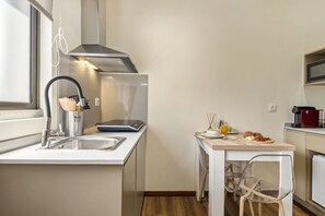 Geladeira, micro-ondas, cooktop, cafeteira/chaleira