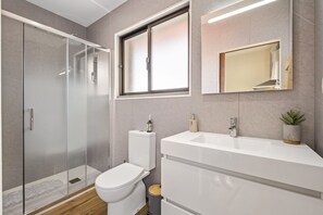 Chuveiro, secador de cabelo, toalhas de banho