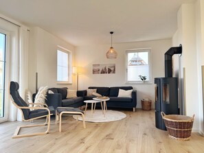 Fernseher, Kamin, Stereoanlage