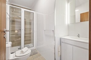 Dusche, Haartrockner, Handtücher, Seife