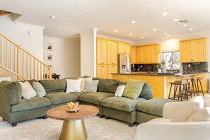 Smart TV, fireplace, table football, ping pong - Charming house near Yosemite w/ amazing hot tub and private lake/forest views!! (Oakhurst)