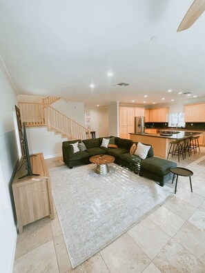 Smart TV, chimenea, futbolito y tenis de mesa