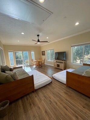 4 habitaciones, escritorio y tabla de planchar con plancha