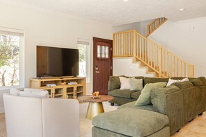 Smart TV, chimenea, futbolito y tenis de mesa
