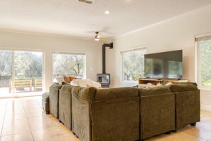 Smart TV, chimenea, futbolito y tenis de mesa 