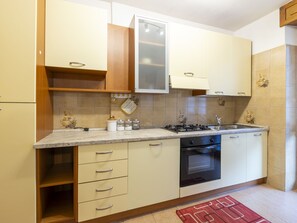 Réfrigérateur, un four, lave-vaisselle, vaisselle et ustensiles