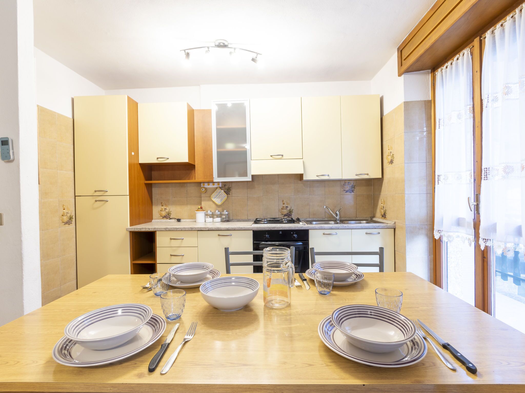 ثلاجة، فرن، غسالة أطباق، مستلزمات طهي/أطباق/أوعية