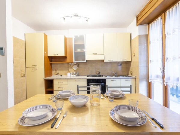 Réfrigérateur, un four, lave-vaisselle, vaisselle et ustensiles