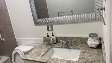 Secadora de cabello, toallas, jabón, shampoo
