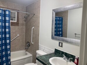 吹风机、毛巾、肥皂、洗发水