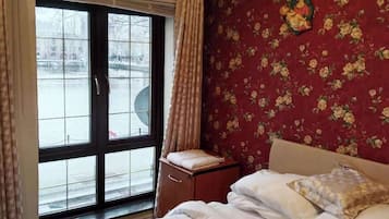 4 bedrooms, iron/ironing board, WiFi, bed sheets