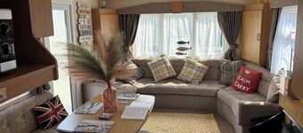 2 Bed Caravan - Sleeps 6 - Pets - Parking - Wifi