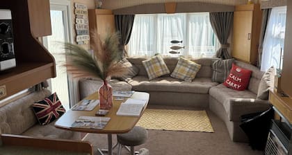 2 Bed Caravan - Sleeps 6 - Pets - Parking - Wifi