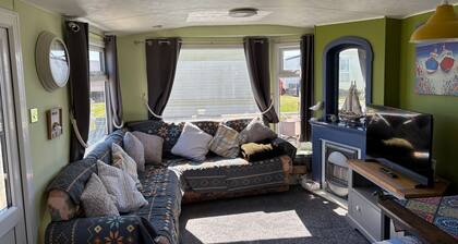 3 Bed Caravan - Sleeps 8 - Pets - Parking - Wifi