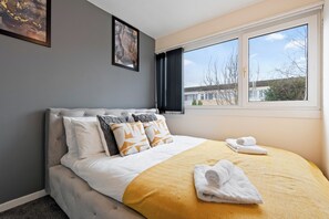 3 habitaciones, tabla de planchar con plancha, wifi y ropa de cama