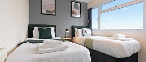 3 habitaciones, tabla de planchar con plancha, wifi y ropa de cama