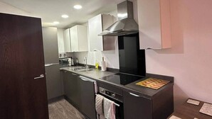 A modern kitchen with a central island, built-in oven, and stainless steel appliances. - 1BR-Sleeps4-Parking-ClosetoCentre (Birmingham)