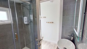 Douche, serviettes fournies