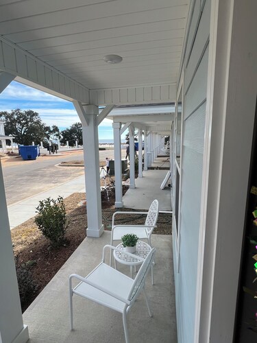 Charming NEW 3 BR beachfront retreat in Biloxi - your perfect coastal getaway