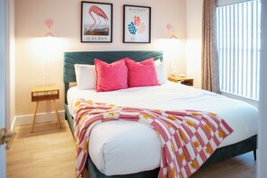 4 bedrooms, desk, iron/ironing board, travel cot - Pickleball, Heated Pool, Hot Tub, Golf & Games, 10 min to Beach (Bradenton)