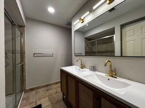 Shower, hair dryer, bidet, towels