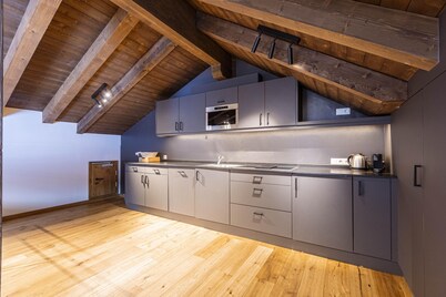 발코니가 있는 환영하는 샬레