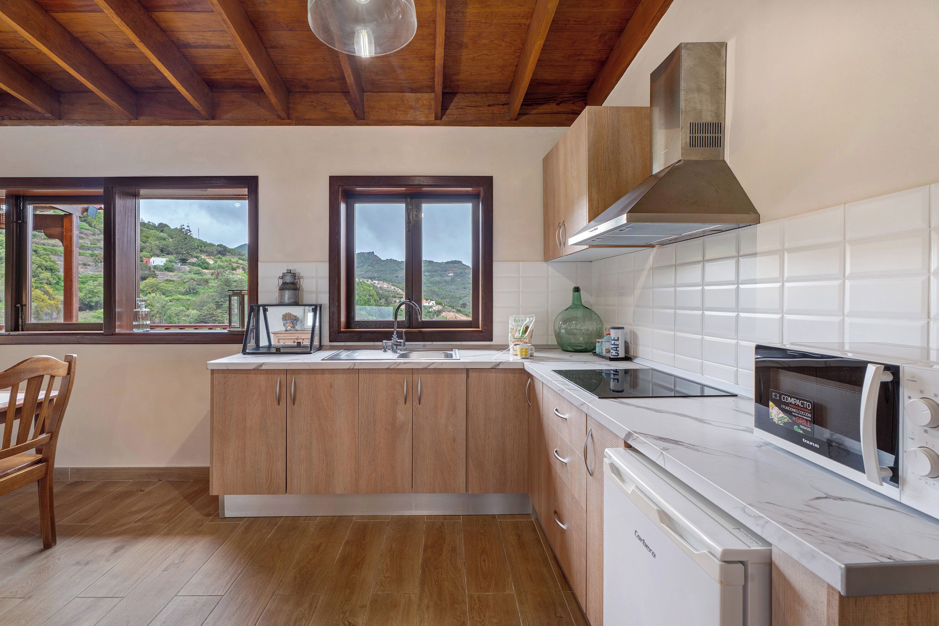 Frigorífico, microondas, placa de cocina y cafetera o tetera