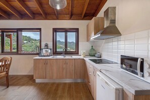 Kühlschrank, Mikrowelle, Herdplatte, Wasserkocher mit Kaffee-/Teezubehör