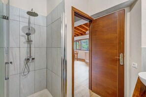 Shower, hair dryer, towels - 'Tilo' Apartment with Mountain Views, Wi-Fi and Air Conditioning - SilboHolidays (Santa Cruz de Tenerife.)